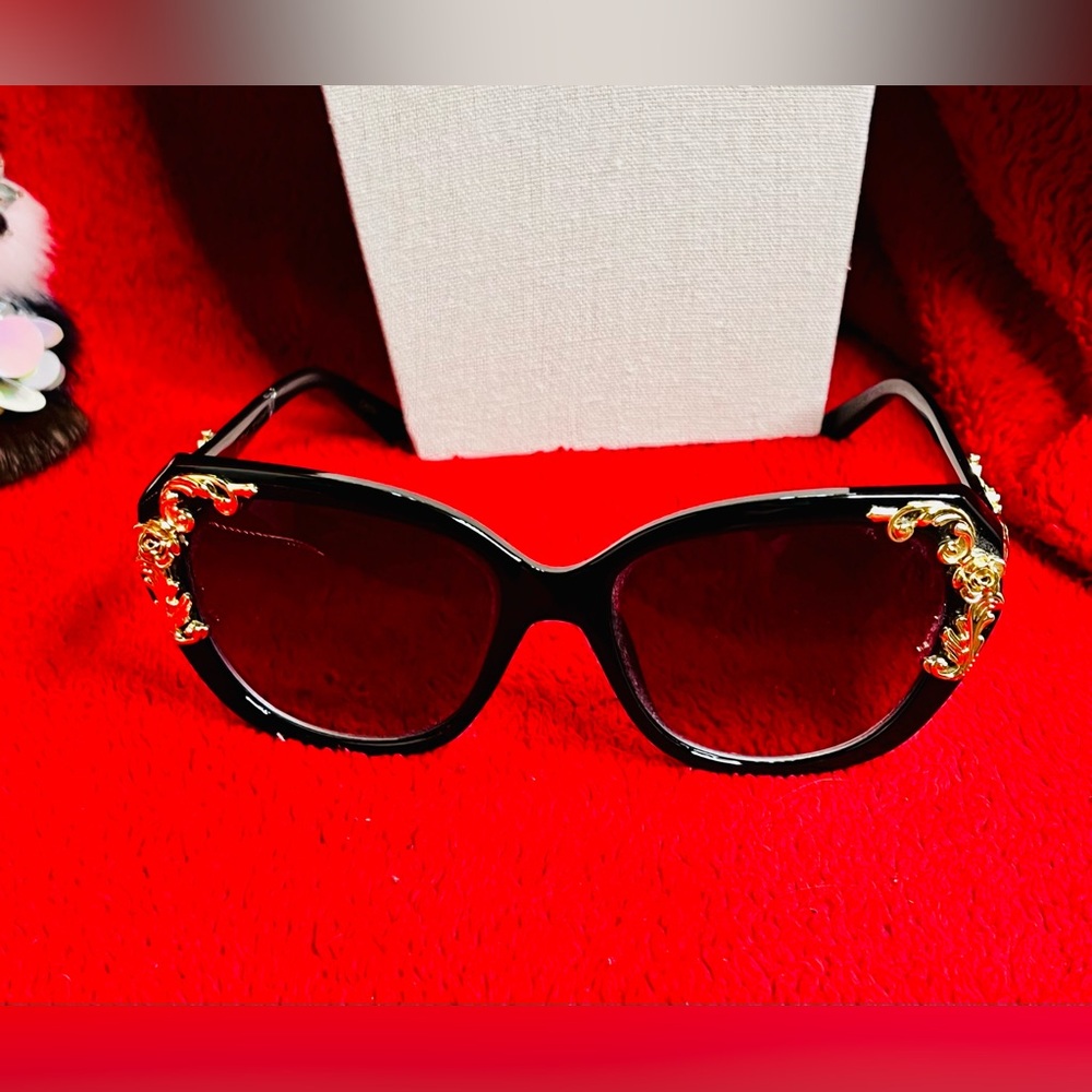 Betsey Johnson Bundle (Sunnies & Bag) with Vintage Unbranded Necklace - Picture 3 of 10